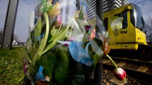 <p>Eine Straßenbahn fährt in der Nähe des Ortes, an dem am Montag drei Menschen von einem Schützen in einer Straßenbahn getötet wurden, an niedergelegten Blumen vorbei.</p>