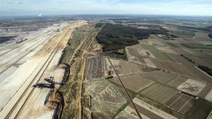 <p>Der Tagebau Hambach schiebt sich an den Hambacher Forst. Das Verwaltungsgericht Köln verhandelt am 12. März insgesamt drei BUND-Klagen im Zusammenhang mit dem Braunkohletagebau Hambach.</p>