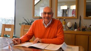 <p>Erwin Franzen am heimischen Tisch: Beim Blättern in alten Unterlagen fallen ihm einige Anekdoten ein.</p>