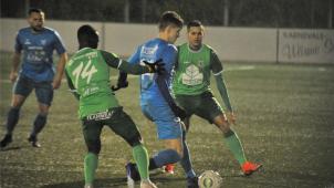 <p>Die Kelmiser Cheikh Ibrahima Niang (vorne) und Quentin Hubert (hinten) nehmen einen Gegenspieler in die Mangel.</p>