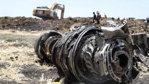 <p>Nach dem Absturz einer Passagiermaschine in Äthiopien mit 157 Todesopfern (hier sind Wrackteile zu sehen) muss der relativ neue Flugzeugtyp Boeing 737 Max 8 in mehreren Ländern am Boden bleiben.</p>