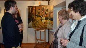 <p>Auch Bürgermeister Daniel Franzen (l.) begutachtete die gemeinsame Kunstausstellung Bütgenbach-Monschau. Allerdings sind solche Veranstaltungen im „Hof Bütgenbach“ seit einiger Zeit rar gesät.</p>