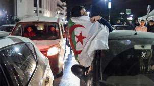 <p>Nach der Ankündigung von Algeriens Präsident Abdelaziz Bouteflika, auf eine fünfte Amtszeit zu verzichten, sind erneut zahlreiche Menschen auf die Straße gegangen. Autofahrer veranstalteten Hupkonzerte, Demonstranten schwenkten algerische Nationalflaggen. In die Euphorie mischten sich aber auch kritische Töne.</p>
