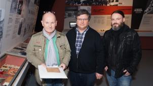 <p>Patrick Hilgers (Mitte) überreichte Yanick (r.) und Jürgen Strauch das Dokument des Vorfahrens.</p>