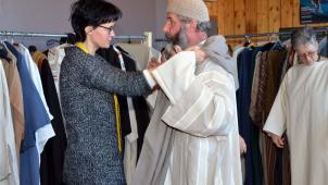 <p>Schnell geht mal eine Naht auf oder fehlt eine Sicherheitsnadel: Ein Dutzend Näherinnen rund um Melanie Reinartz-Scheuren aus Amelscheid sorgt dafür, dass die Akteure ordentlich auf die Bühne gehen.</p>