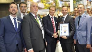 <p>Der rheinland-pfälzische Wirtschaftsminister Dr. Volker Wissing (2.v.r.) präsentierte bei seinem Standbesuch auf der ITB in Berlin freudig das Zertifikat für die neue Vier-Sterne-Route des ADFC, die Venn-Eifel-Mosel-Runde.</p>