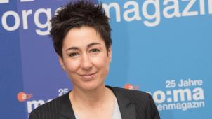 <p>Während der Livesendung des ZDF-Morgenmagazins ist eine Frau aus dem Publikum auf die Bühne gekommen, hat Moderatorin Dunja Hayali zur Seite gedrängt und vor laufender Kamera gegen die Lügenpresse gewettert.</p>