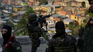 <p>Brasilianische Soldaten stehen Wache bei einer Razzia gegen Drogenhandel in der Favela „Alemao“.</p>
