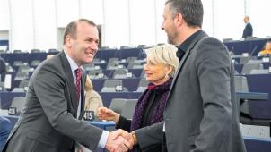 <p>Der EVP-Fraktionsvorsitzende Manfred Weber (links) hier zusammen mit dem ostbelgischen Europaabgeordneten Pascal Arimont.</p>