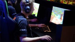 <p>Beim E-Sport „kämpft“ der Mensch gegen den Computer. Besonders bei Jugendlichen sind diese Art von Wettkämpfen beliebt. Die Frage ist, ob E-Sport, so wie traditionelle Sportarten, von der öffentlichen Hand gefördert werden soll.</p>