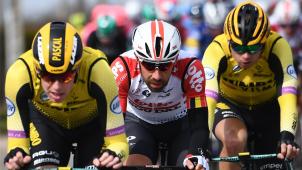 <p>Thomas De Gendt (Mitete) wurde Tageszweiter und trägt ab sofort das Trikot des besten Kletterers.</p>