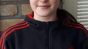 <p>Ist zwar Plastik, aber recycelt: Jana Gennen (17) hat durch den Verkauf der Kugelschreiber schon 500 Euro gesammelt und zum Schutz der Meere gespendet.</p>