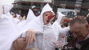 <p>Die Weißen Mönche, mit Schweinsblasen und Konfetti ausgerüstet, treiben ihren Schabernack.</p>