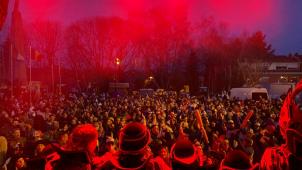 <p>Blick von der Bühne in die Menge auf dem Kirchplatz</p>
