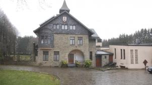 <p>Seit 1949 ist das ehemalige Verwaltungsgebäude der einstigen preußischen Domäne ein Kloster. Es wurde erst von den Karmelitinnen und seit 1985 als „Haus Jungfrau der Armen“ von den Franziskanerinnen von der heiligen Familie geleitet. Im November 2019 – nach dann insgesamt 70 Jahren – wird das Bütgenbacher Gebetszentrum aufgelöst.</p>