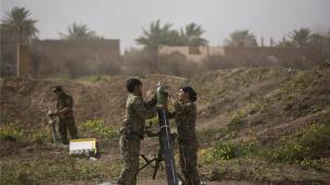 <p>Soldaten der syrischen demokratischen Kräfte (SDF), die von den USA unterstützt werden, bereiten sich darauf vor, Mörser auf Positionen des islamischen Staates in Baghouz ab zu feuern.</p>