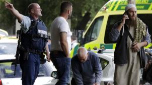 <p>Ein Polizist versucht den Bereich nahe einer Moschee zu räumen.</p>