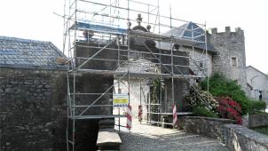 <p>Die Stützsäulen der Raerener Burg müssen neu aufgebaut werden. Für dieses Arbeiten gab es am Donnerstag im Gemeinderat grünes Licht.</p>