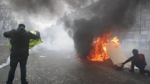 <p>Demonstranten setzen eine Barrikade bei Gelbwesten-Protesten auf den Champs-Elysees in Brand. │ Bild: dpa</p>