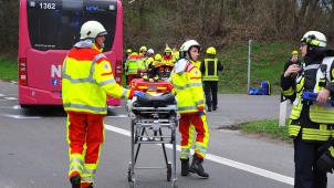 <p>Ein Linienbus und zwei Autos waren am frühen Samstagabend ineinander gefahren. │Bild: dpa</p>