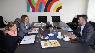 <p>Kerstin Geginat und Céline Laforsch von der Task Force Grenzgänger im Gespräch mit Pascal Arimont (v.l.).</p>