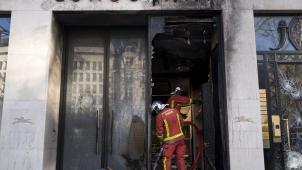 <p>Bei den „Gelbwesten“-Protesten am Samstag brannten auch Geschäfte. │Bild: dpa</p>