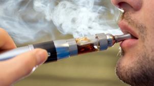 <p>Ursprünglich galten E-Zigaretten als harmlosere Variante des<br />
klassischen Glimmstängels oder gar als Instrument zur<br />
Rauchentwöhnung. │Bild: dpa</p>