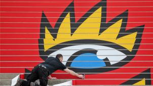 <p>Ein Mann beklebt Stufe für Stufe einer Treppe mit dem Logo der Leipziger Buchmesse in der Glashalle der Leipziger Messe. Nach gut drei Stunden Arbeit zeigt sich auf den Vorderseiten der 36 Stufen das bekannte Logo mit dem Auge über einem aufgeschlagenen Buch. Die Leipziger Buchmesse findet in diesem Jahr vom 21. bis 24. März statt. Dann werden wieder tausende Besucher über diese Treppe in die Messehallen strömen.</p>