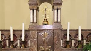 <p>Das vergoldete Messingkreuz am Hochaltar wurde am Wochenende gestohlen.</p>