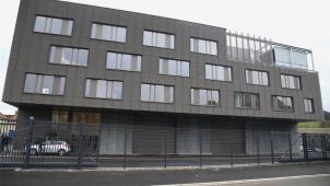 <p>Der 25 Meter hohe Neubau befindet sich direkt neben der bisherigen Brauerei. Diese wird in einen Wohnkomplex umgebaut, wobei die Fassaden teilweise erhalten bleiben.</p>