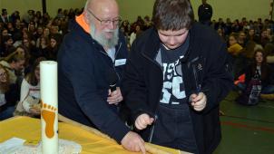 <p>Der 15-jährige Joé Delges aus Recht kerbte das letzte Datum in den Pilgerstab ein.</p>