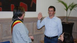 <p>Serge Dollendorf bei seiner Eidesleistung am Donnerstagabend vor Bürgermeisterin Marion Dhur</p>