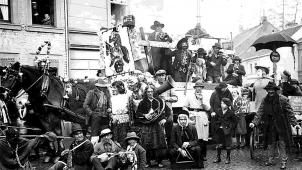 <p>Dieses Foto entstand um 1930. Es zeigt eine Musikgruppe im unteren Schilsweg mit den damals typischen Instrumenten.</p>