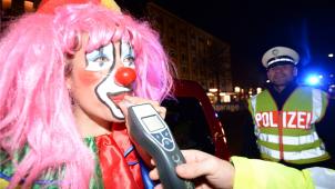 <p>Die Polizei in Aachen war rund um die Uhr im Einsatz. Es wurden weder Schwerpunkte polizeilichen Einschreitens noch Massenschlägereien gemeldet.</p>