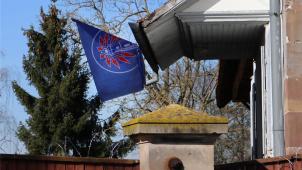 <p>Die Fahne der rechtsextremen Bewegung „Bastion Social“ hängt aus einem Haus in der elsässischen Gemeinde Entzheim.</p>