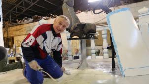 <p>Letzter Pinselstrich: Die Wagenbauer in den Hergenrather Hallen sind startklar.</p>