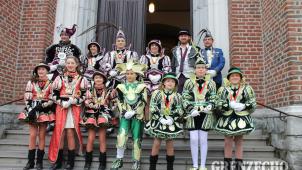 <p>Gruppenfoto vor der Kirche. Traditionell werden in Kelmis vor dem Kinderzug die Prinzenkerzen angezündet, die bis Dienstag um Mitternacht in der Pfarrkirche brennen. Foto: Griseldis Cormann</p>