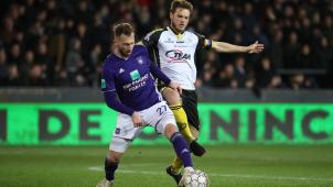 <p>Peter Zulj (Anderlecht) und Killian Overmeire (Lokeren) im Kampf um den Ball. Foto: belga</p>