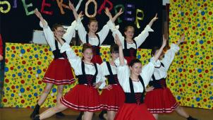 <p>„Die flotten Steeklöpper“, sieben Damen des TV Weywertz mit Tanzmariechen Katrin Kohnenmergen boten mit ihrem Showtanz eine akrobatische Meisterleistung.</p>