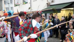 <p>Achtung, gefährliche Hütediebe unterwegs: Viele Gruppen trieben ihren Schabernack mit den Zuschauern am Straßenrand.</p>