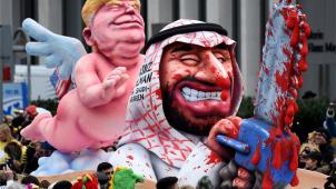 <p>In Düsseldorf hielt US-Präsident Donald Trump als „Schmutzengel“ seine schützenden Hände über den saudischen Prinzen Mohammed bin Salman mit einer bluttriefenden Kettensäge.</p>