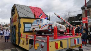 <p>Kreativ war der Wagen der „Les Haveux“. Die Hombourger hatten sich den Film „Nichts zu verzollen“ (Rien à déclarer) zum Vorbild genommen.</p>