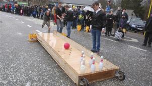 <p>„Back to the 50ties“: Jede Menge Spaß war angesagt auf dieser mobilen Kegelbahn in Deidenberg.</p>