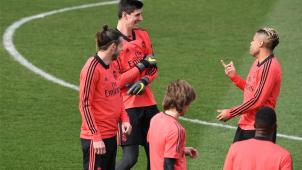 <p>Die Stimmung vor dem Spiel gegen Ajax ist bei Real Madrid (hinten Thibaut Courtois) noch gut.</p>