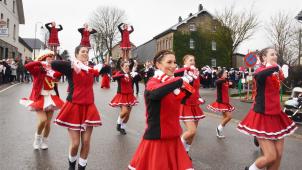 <p>Die Tanzgarde zeigte auch unterwegs ihr Können.</p>