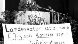 <p>Diese Aufnahme zeigt den CSU-Vorsitzenden Franz Josef Strauß am 8. Februar 1980 in der Passauer Nibelungen-Halle, wo er zum Politischen Aschermittwoch eine Rede hielt.</p>