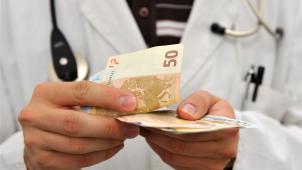 <p>Der Umfrage zufolge verzichtet eine Mehrheit der Ärzte (59%) auf die Kartenzahlung, weil sie davon ausgehen, dass ihre Patienten lieber in bar bezahlen.</p>