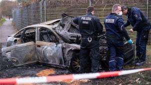 <p>Nach dem Überfall auf einen Geldtransporter am Flughafen Köln/Bonn haben die Täter ihr Fluchtfahrzeug offenbar in Brand gesteckt.</p>