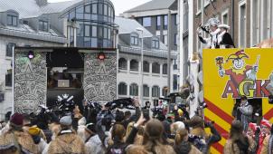 <p>S.T. Prinz Gerd II. nahm „seinen“ Zug nach einer für ihn schwierigen Session am Rathausplatz ab (Foto links). Auf dem Bushof ließen vor allem jüngere Zugteilnehmer bei Techno-Musik den Rosenmontag ausklingen, wo das Jugendheim Hauset als Organisator eingesprungen war (Foto rechts).</p>