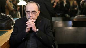 <p>Der Erzbischof von Lyon, Philippe Barbarin, zu Beginn des Prozesses gegen ihn im Gericht. Der einflussreiche Erzbischof ist wegen Vertuschung von Missbrauchsvorwürfen schuldig gesprochen worden.</p>
